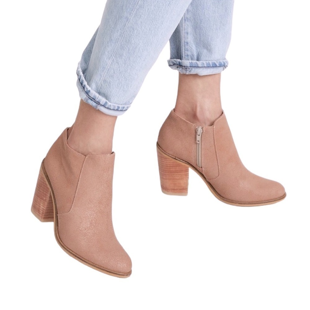Kaanas Oaxaca nude suede ankle booties size 9